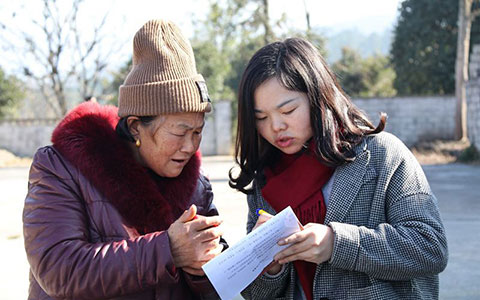 恩施國(guó)投公司到下塘壩村開展扶貧工作