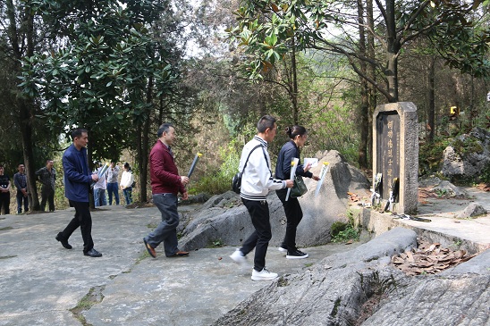在何功偉烈士就義處開展緬懷活動(dòng)