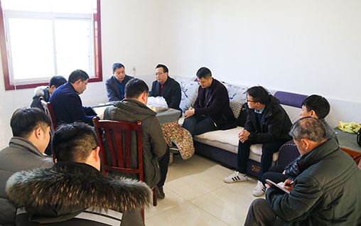 公司領導帶領企業(yè)到扶貧村對接產(chǎn)業(yè)扶貧