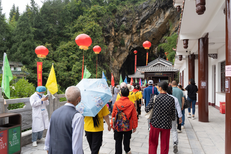 1654045645403672.jpg 絡(luò)繹不絕的游客1.jpg