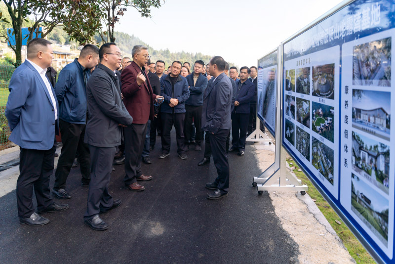 恩施市2023年三季度現(xiàn)場拉練觀摩團(tuán)到恩施忘塵峰度假區(qū)項(xiàng)目觀摩